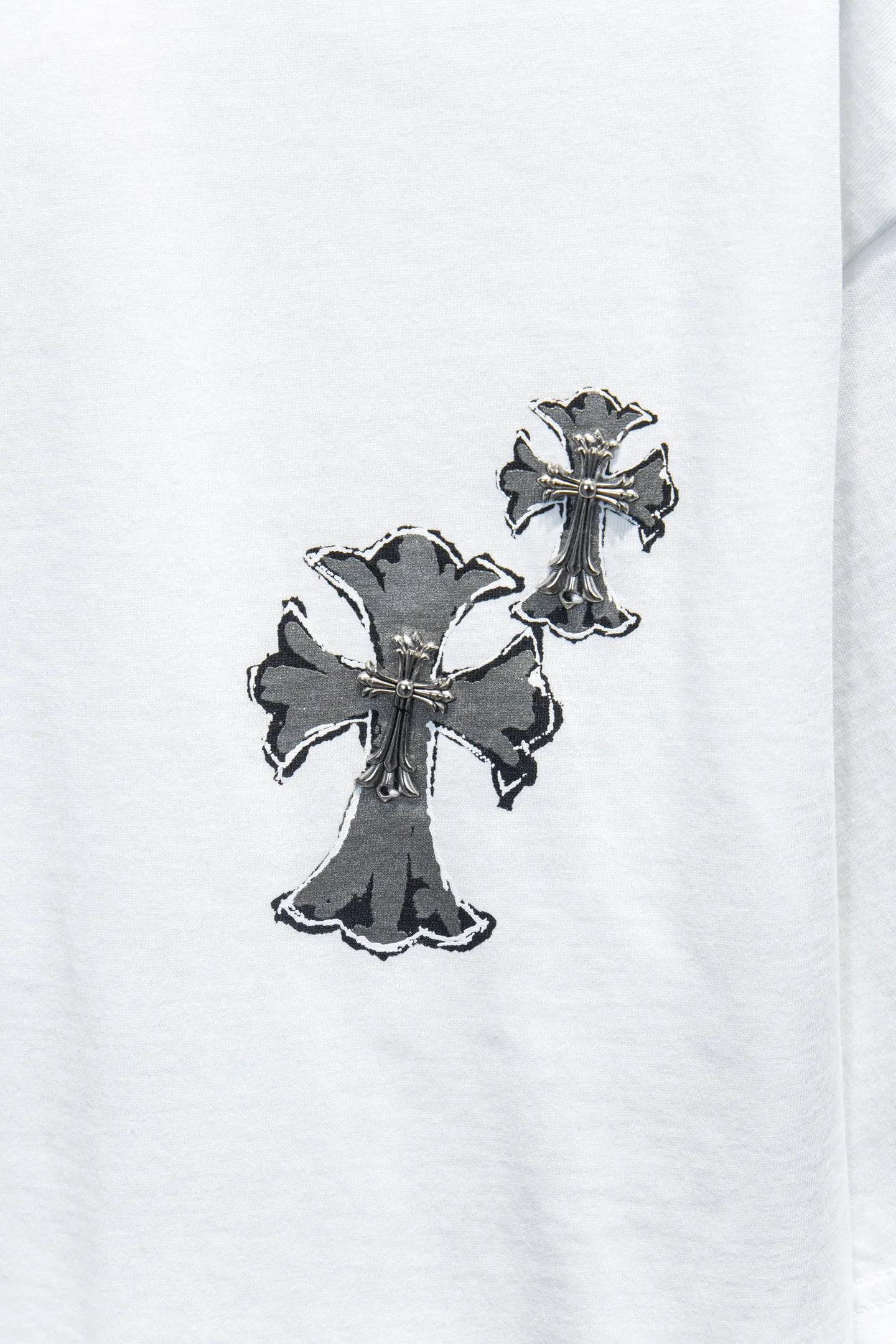 P180 Chrome hearts• 25ss ⚠YB custom-woven and dyed fabric, color, printing, version, accessories, hardware. The fabric is woven by imported machines. The uniqueness of the cloth texture creates a perfect garment effect. The fabric is made of 260-gram clean cloth with 320-gram 1*1 rib. 4-color environmentally friendly dyed fabric, and the threads are in the same cylinder without color difference.  Gradient graffiti on garments, hand-painted graffiti technology on garments, details clearly visible on the collar, pockets, cuffs, and front and rear threads. The printing uses Japanese BROTHER white ink digital direct-injection garment printing. This model is a global limited edition. In order to present a product like a work of art, after a long period of repeated determination of details, a very high-standard garment is presented. The front chest is made of direct-injection printing environmentally friendly glue material, using a mechanized printing process. Mechanical printing has high precision, the positioning accuracy can reach ±0.02mm, and the quality is stable.   The body of the garment is processed with hand-nailed hardware elements, which greatly increases the interest of the garment and creates a unique visual effect. The special washing effect creates a unique aged effect.  Croix Heart Short Sleeve must be the first short-sleeved piece in spring and summer that blurs the boundaries of unisex style. It has a classic dropped shoulder oversize version and a loose and casual upper body.  Color: Black White Size: S M L XL